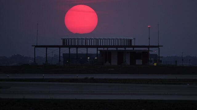 Puesta de sol desde las inmediaciones del Aeropuerto Internacional Felipe Ángeles (AIFA).