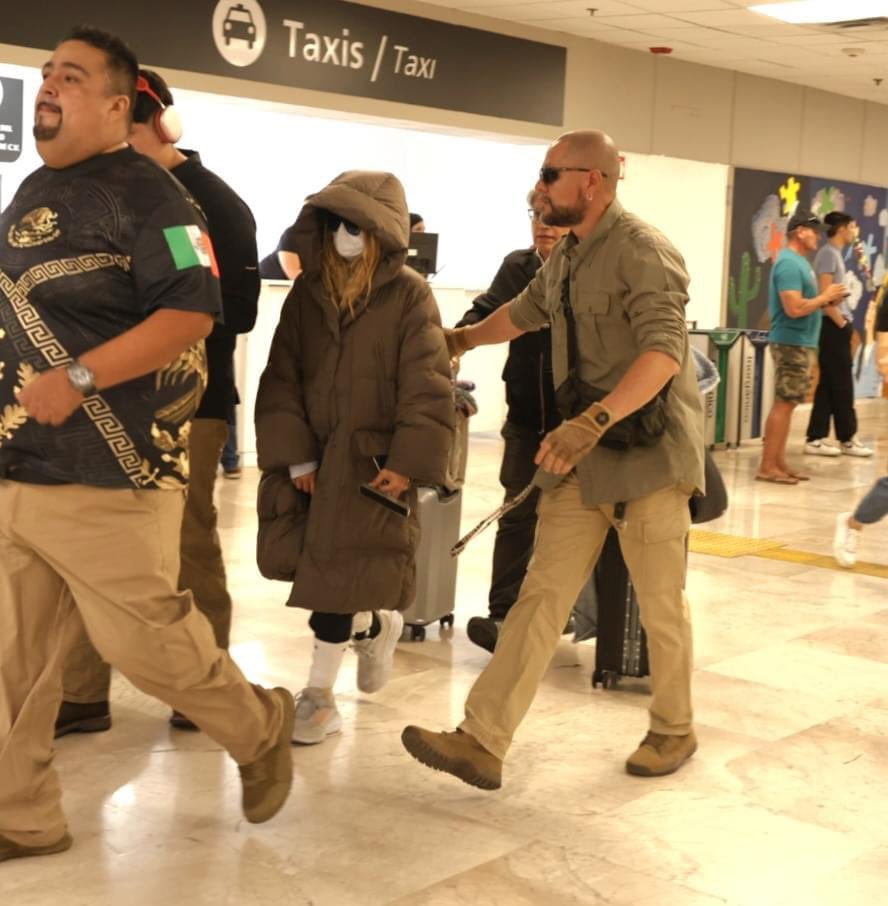 Paulina Rubio es captada con tremendo chamarrón aunque hacían 40 grados en Hermosillo.