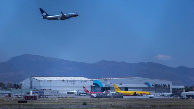 Un avión despega del Aeropuerto Internacional de la Ciudad de México.
