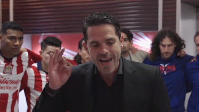 Fernando Gago en el vestidor de Chivas