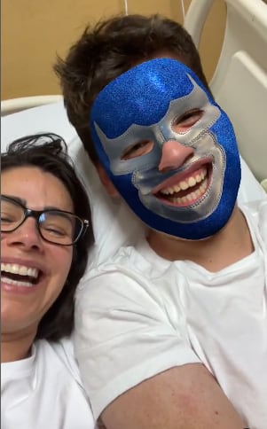 Luz Elena González junto a su hijo Santiago