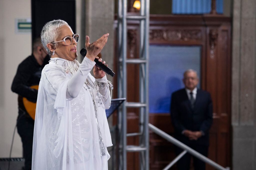 AMLO y Eugenia León