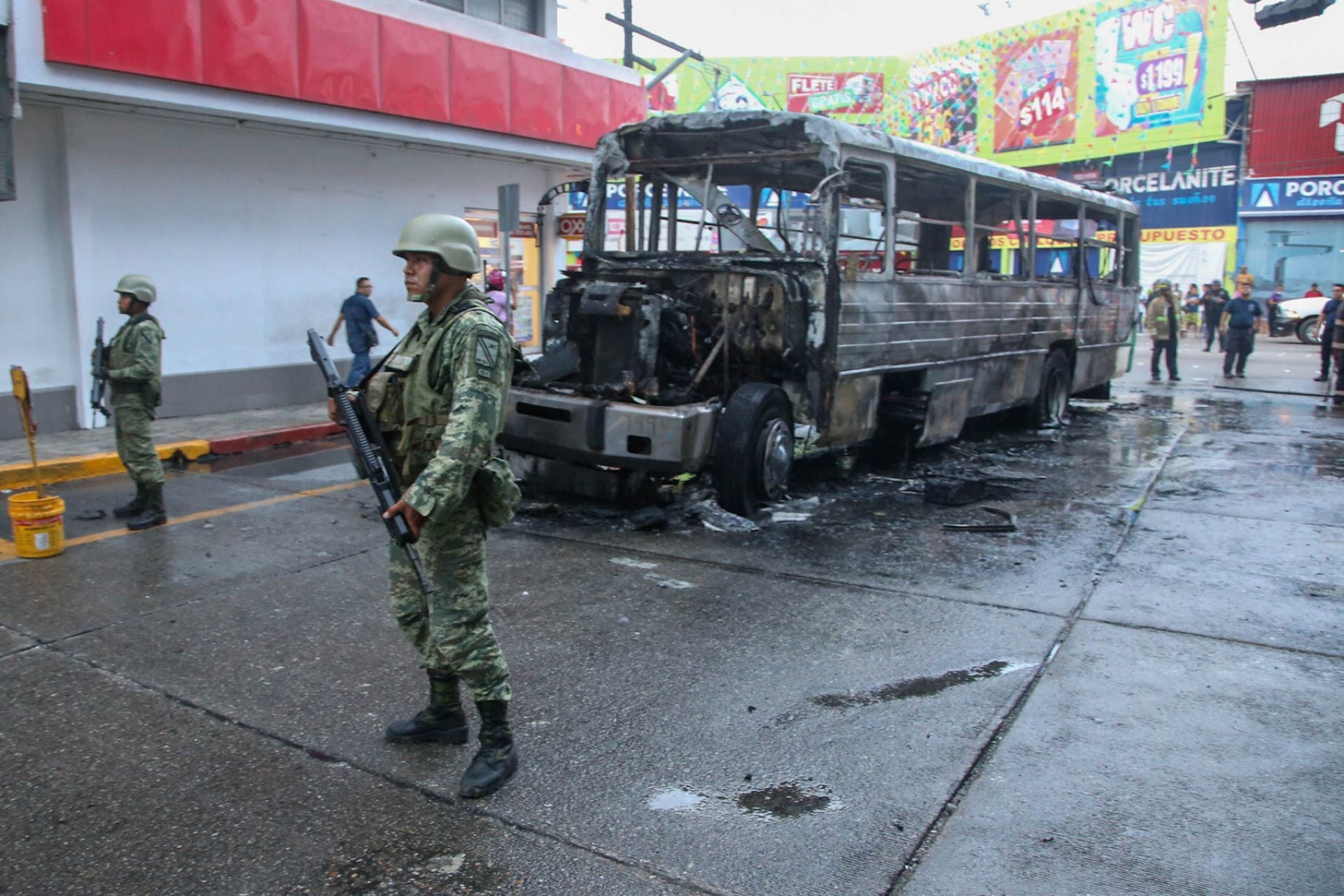Hombres armados incendiaron un camión urbano de transporte público está tarde en Acapulco