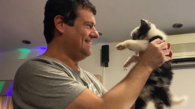 El papá cargando al perro