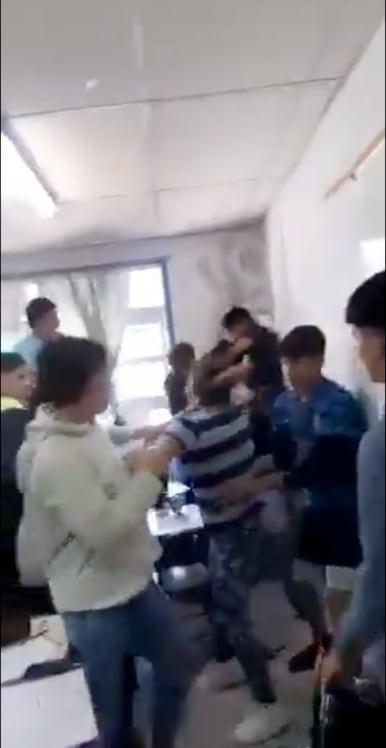 Mamá harta del bullying a su hijo entra a salón de clases para golpear a su agresor