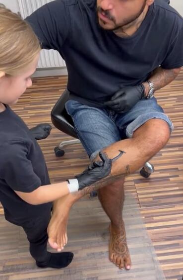 Se deja tatuar por su hijo de 7 años
