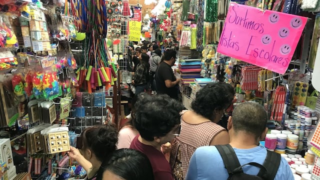 Capitalinos acuden a la compra de la lista de útiles escolares previo al regreso a clases