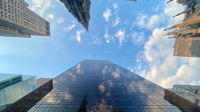 Catedral de San Patricio y el skyline de edificios de la neoyorquina 5a Avenida.