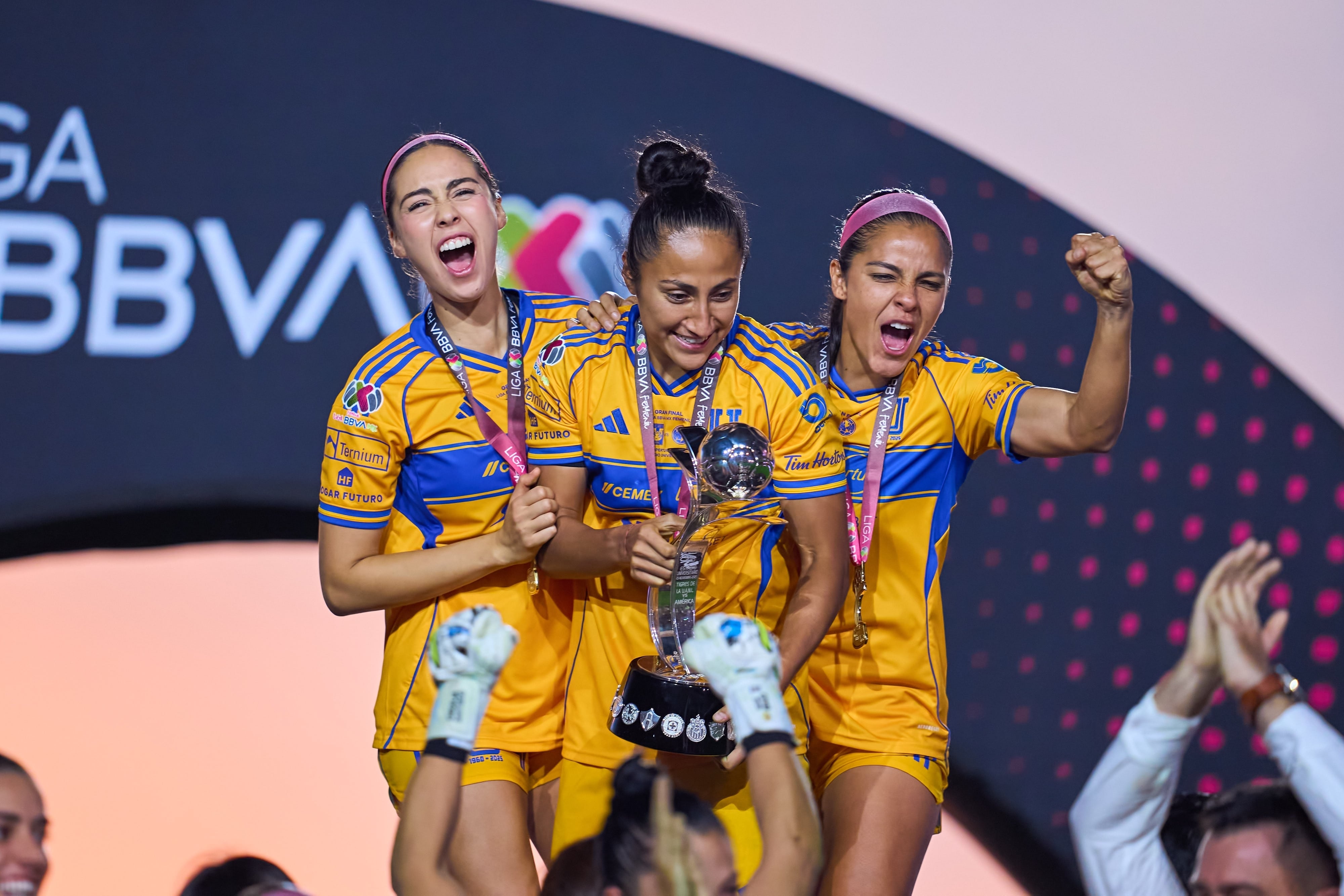 Greta Espinoza, Sandra Stephany Mayor y Cristina Ferral.