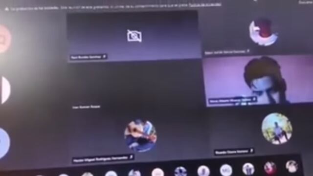 Profesor discute con alumnos