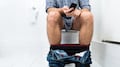 ¿El celular está afectando tu salud? Aumentan las hemorroides en jóvenes