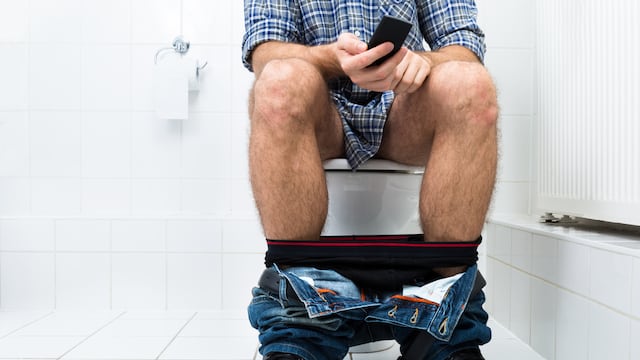 ¿El celular está afectando tu salud? Aumentan las hemorroides en jóvenes