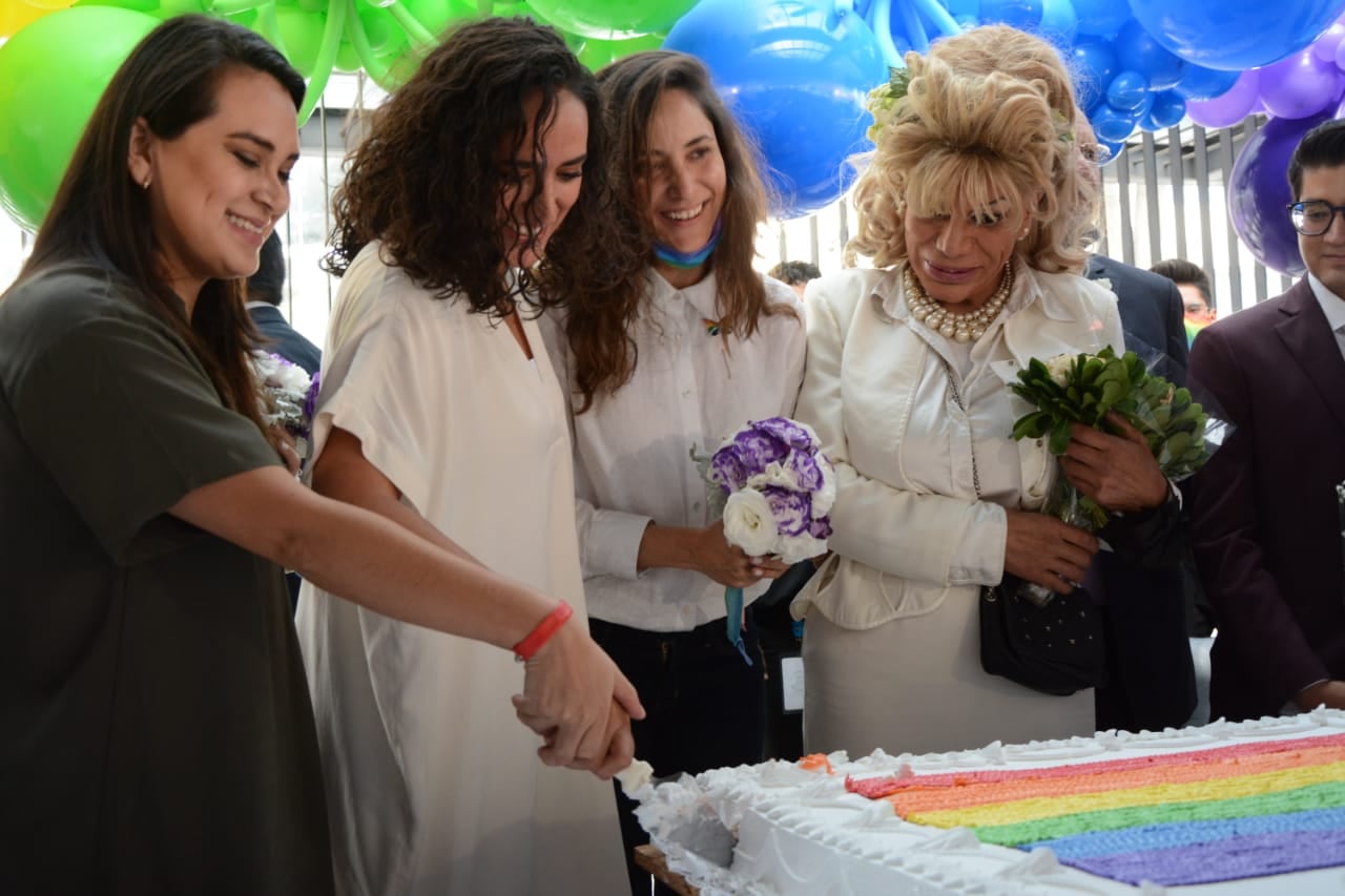 CDMX celebra Día del Orgullo con boda masiva LGBT
