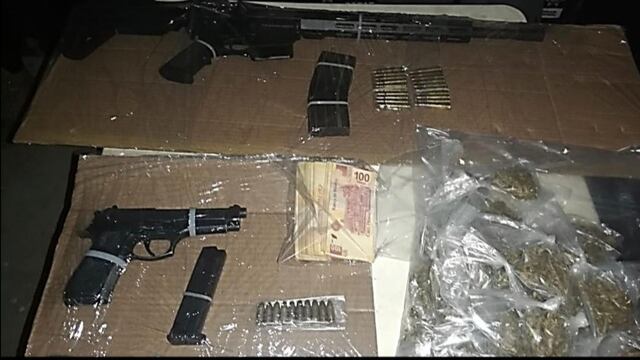 Las armas y lo decomisado.