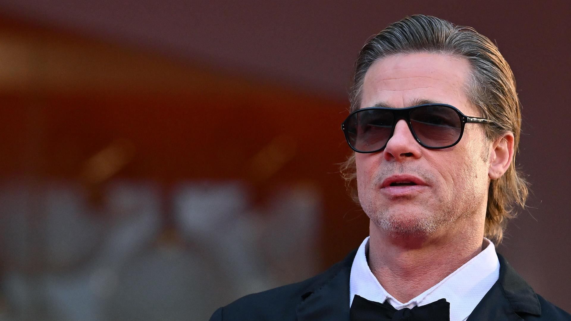 Angelina Jolie acusa a Brad Pitt de asfixiar y golpear a sus hijos en un avión