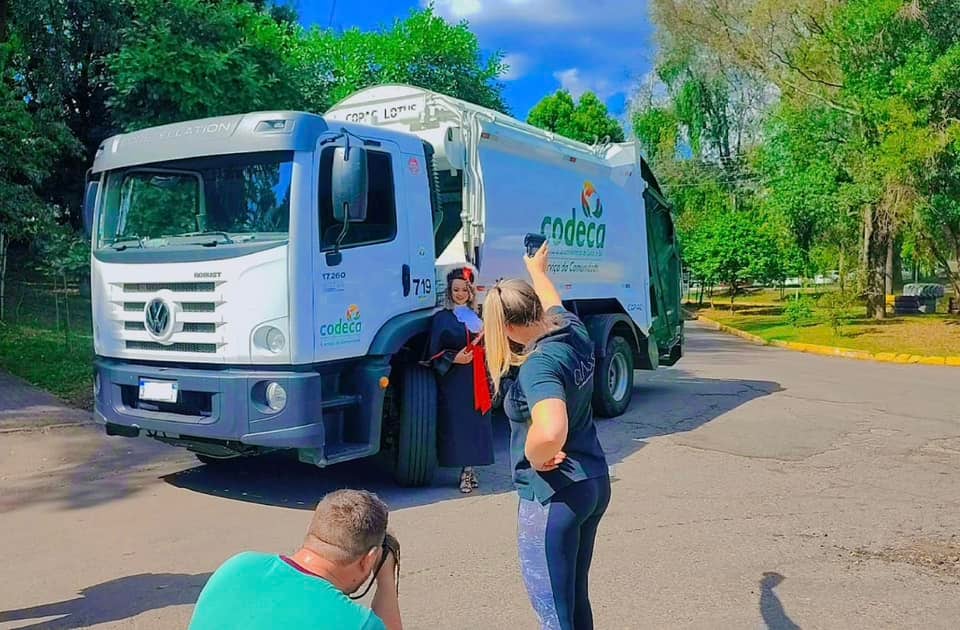 Recolectora de basura graduada como abogada tomándose fotos en camión donde trabajaba