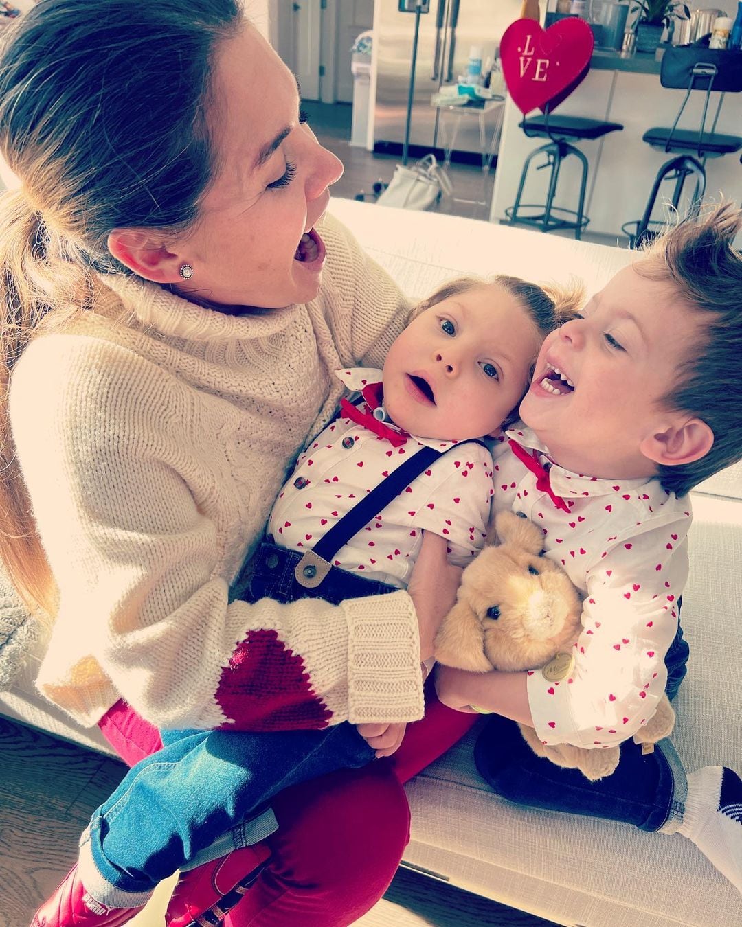 Verónica Alejandra Hernández, exconductora de Venga La Alegría con sus hijos.