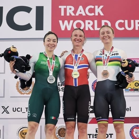 Yareli Acevedo en el podio de la Copa del Mundo de Ciclismo de Pista