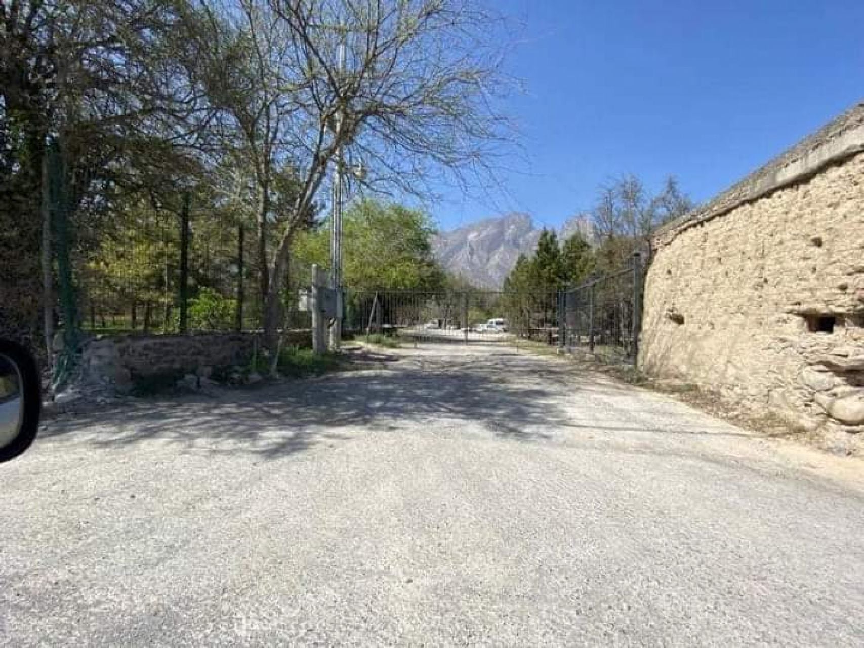 Catean casa del ‘Bronco’; aseguran armas, cajas fuertes y 2 millones de pesos