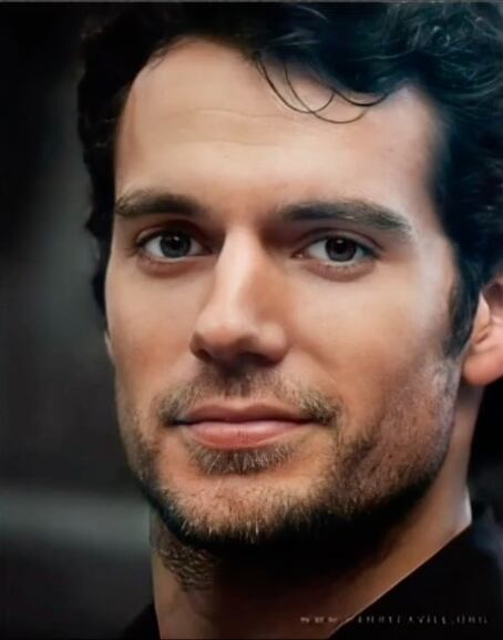 Comparan a Henry Cavill con Chayanne al cambiarle el color de los ojos