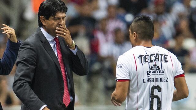 Hernández recibiendo instrucciones de Cardozo