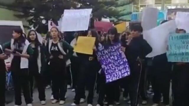 Alumnas de Secundaria protestan.