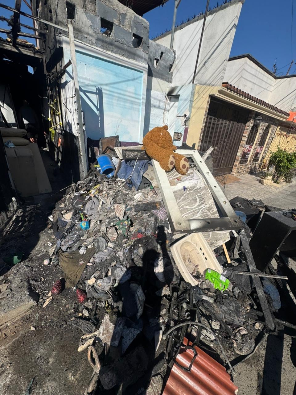 DIF Escobedo apoya a familia afectada por incendio en la colonia Girasoles 3