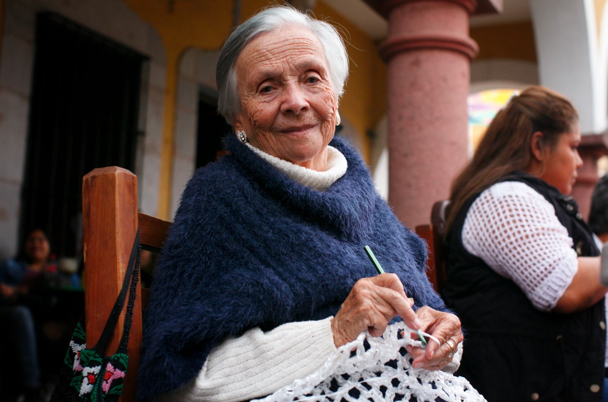 Mujer tejiendo crochet