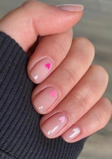 Diseño minimalista de uñas para San Valentín