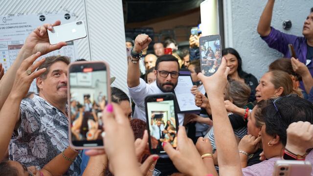 Victor Hugo Romo recibe constancia como diputado local CDMX