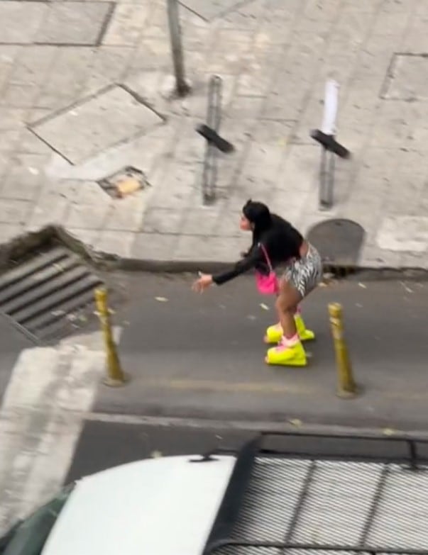 Un ciclista la salvó de que los autos la atropellaran