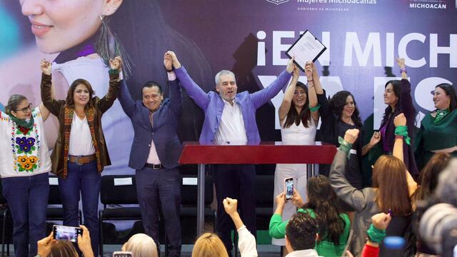 Alfredo Ramírez Bedolla firma decreto por el derecho a decidir