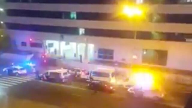 Policías y bomberos animan a médicos