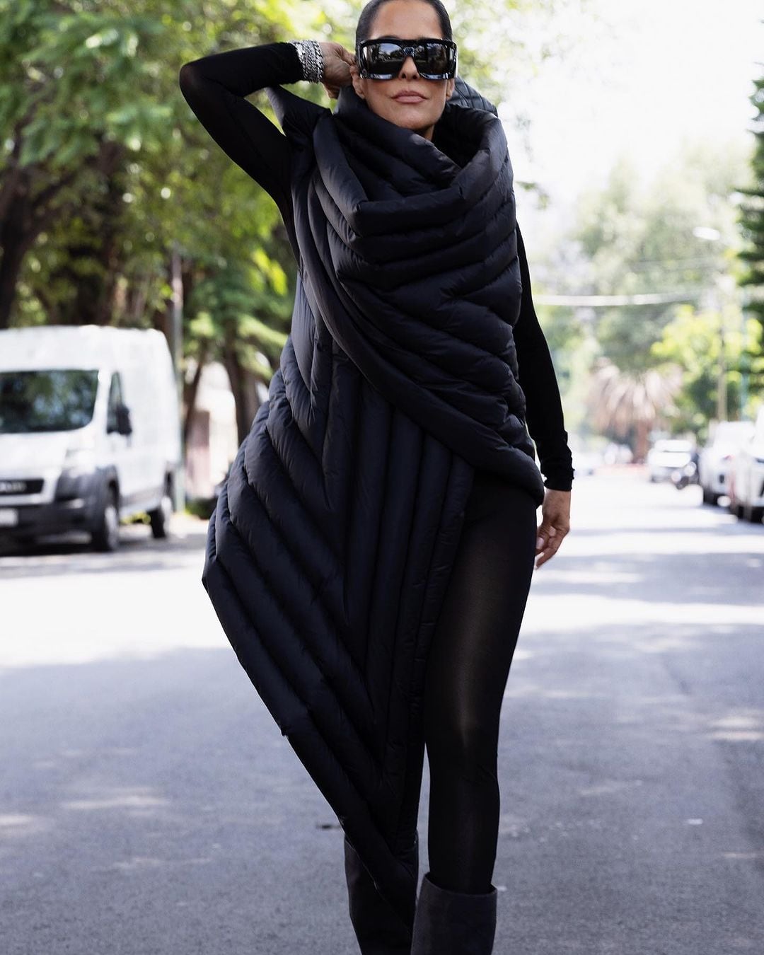 Martha Debayle se sentía muy fashion con su look para el frío y le dicen que parece colchoneta