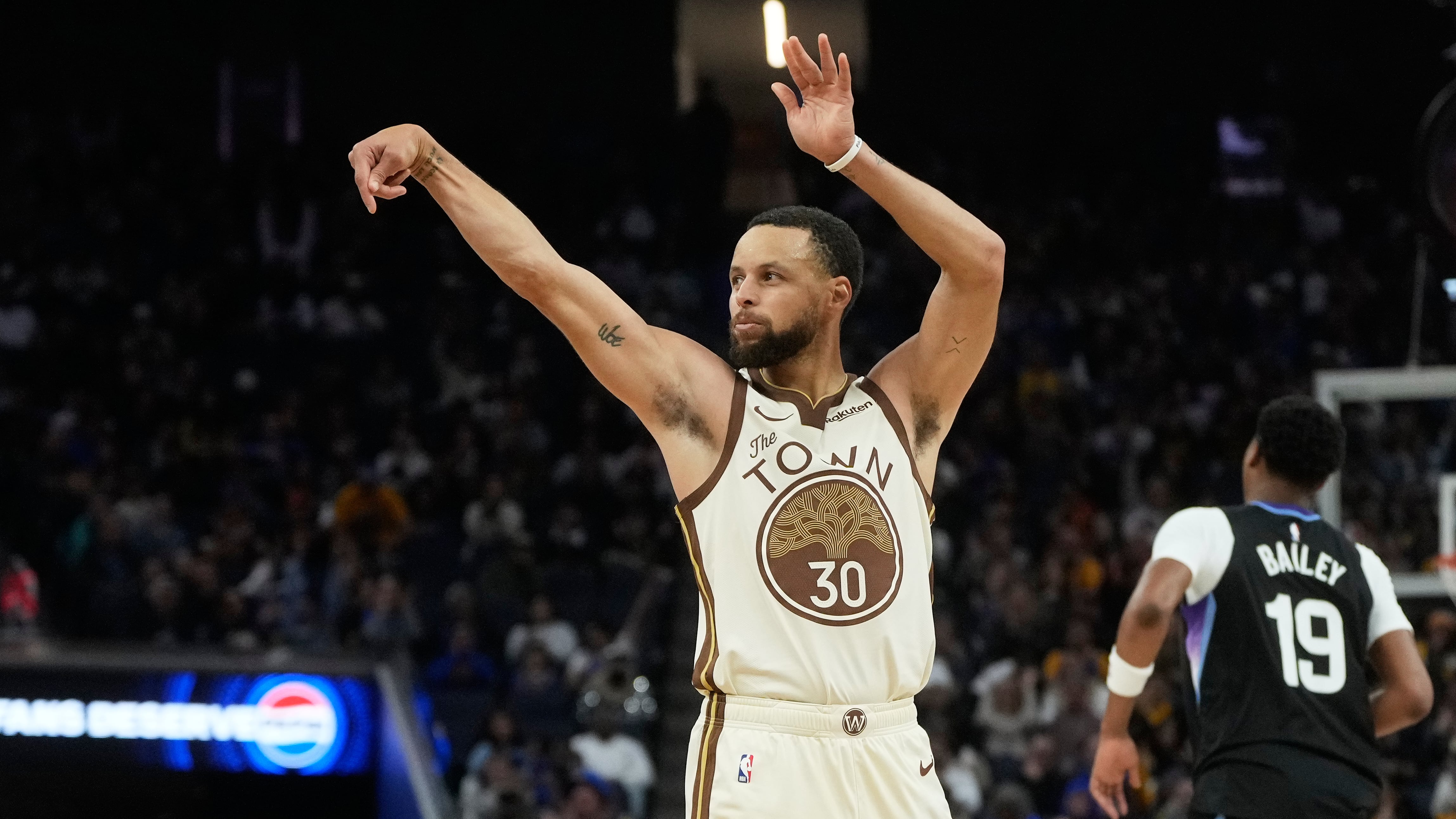 ¡Todo por culpa de Curry! NBA estudia retrasar la línea de 3 puntos