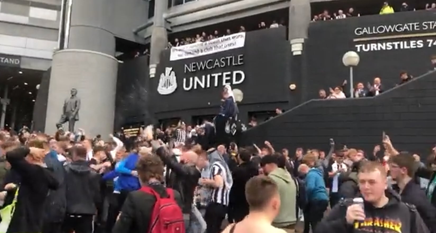 Fans Newcastle United celebran la venta del equipo