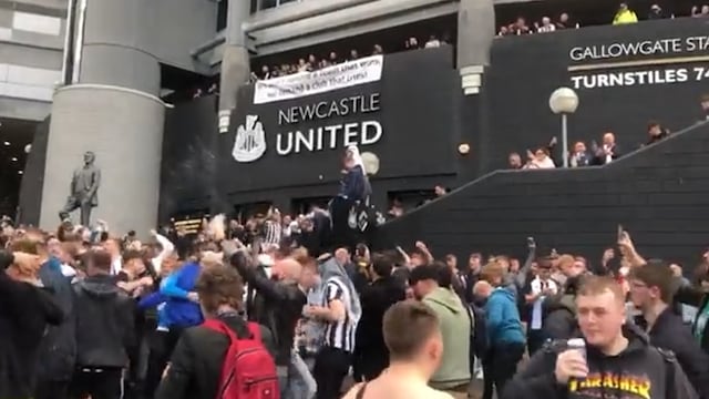 Fans Newcastle United celebran la venta del equipo