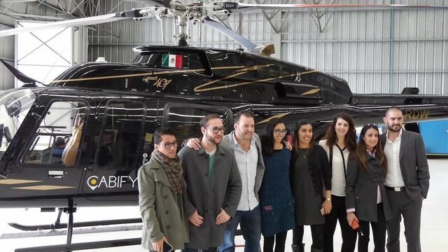 El equipo de Cabify presentando el helicóptero Bell 407 que se usará para el servicio CabiFLY Shuttle.