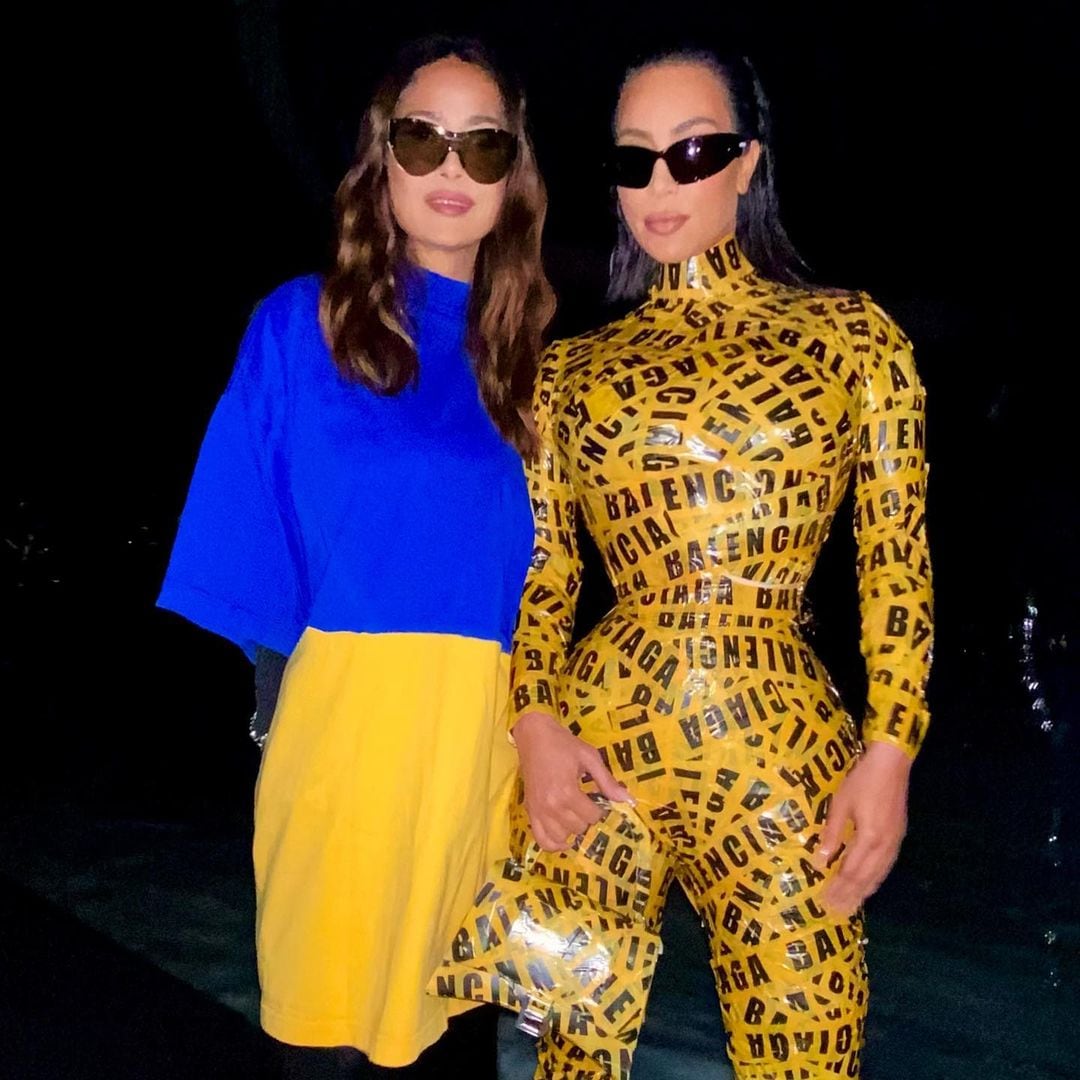 Kim Kardashian se encinta con extravagante atuendo Balenciaga