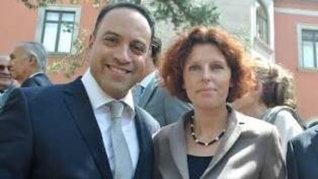 En la foto, el periodista especializado en negocios con su esposa, Beata Wojna