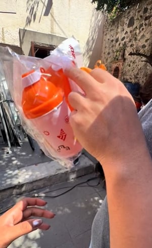 Juegan a la tómbola en la kermés de la iglesia y comparten el momento en TikTok