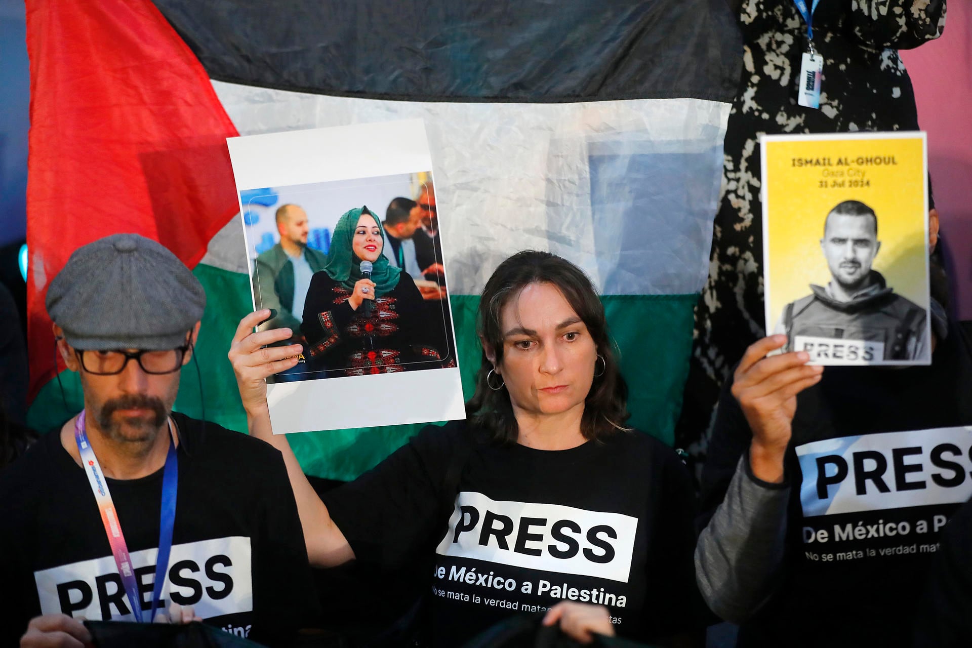 Periodistas mexicanos participan en una acción solidaria y protesta por los colegas detenidos, desaparecidos y asesinados en Gaza.