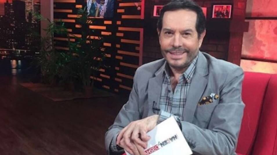 Juan José Origel muestra su pecho desnudo, pero por una terrible razón