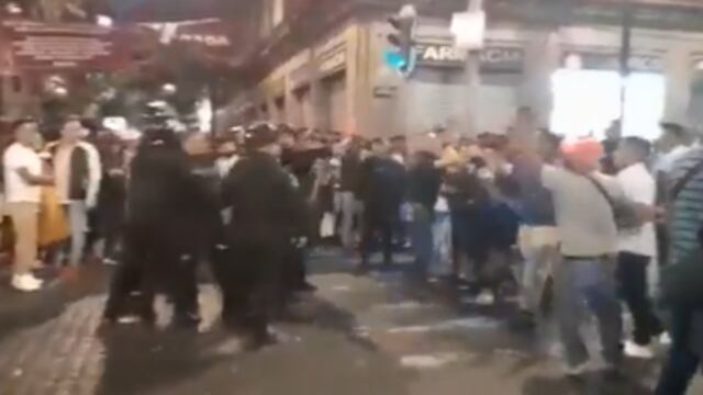 VIDEO: Fans de Grupo Firme se van a los golpes contra policía de la CDMX