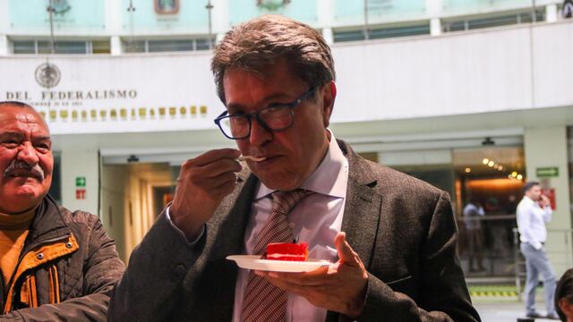 Israel Aldave, reportero de Radio Fórmula, celebro su cumpleaños número 49 en el H. Senado de la República, el coordinador de Morena, lo acompaño en el festejo.