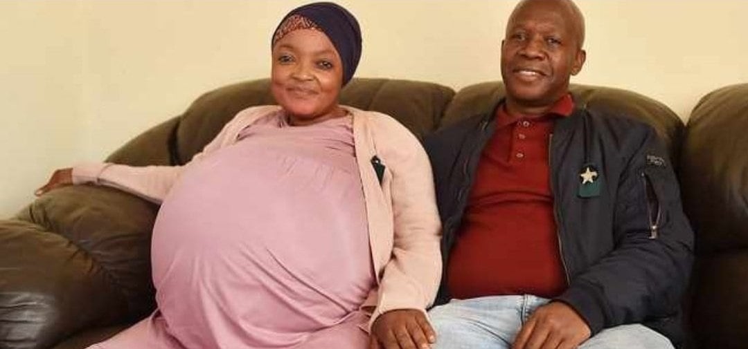 Gosiame Thamara Sithole y su esposo, tiene el récord Guinness de 10 bebés nacidos.