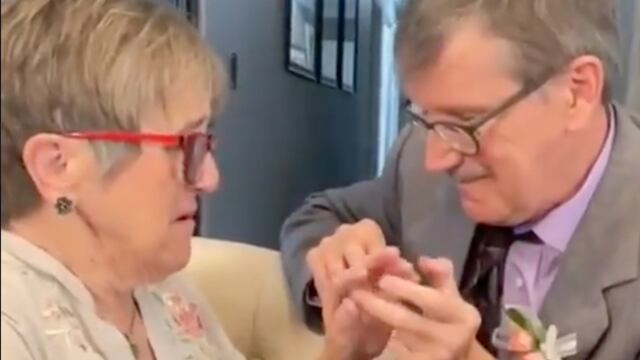 Le propone matrimonio cada semana y siempre dice que sí