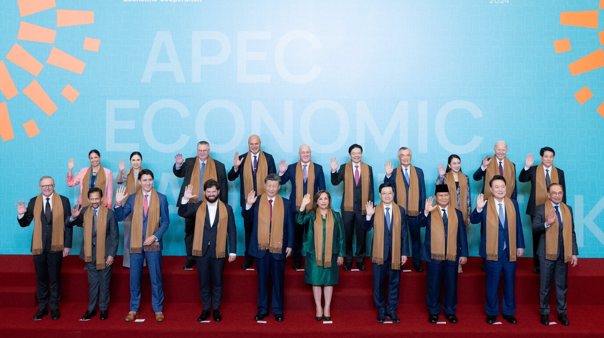 Joe Biden fue mandado a la esquina durante foto oficial de APEC 2024 y Xi Jinping estuvo al frente