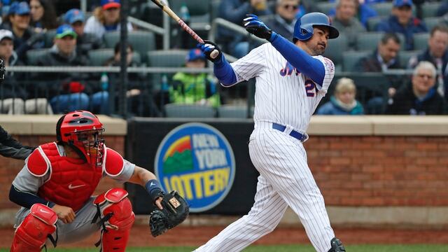 El Titán se embarró cuatro veces con dos hits y dos boletos