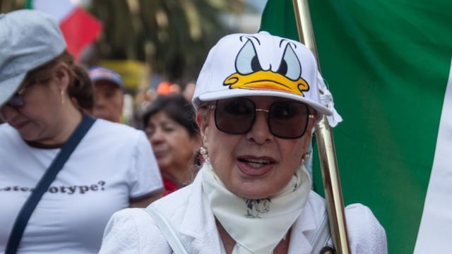 Laura Zapata participó en la Marcha de la Generación Z que reunió a 300 personas